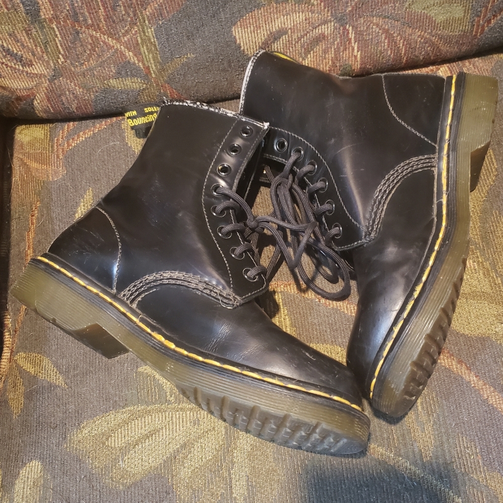 Dr Martens black genuine leather boots 8 eyes women's size 7 38